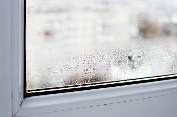 Plastik pencere üzerinde yoğunlaşması