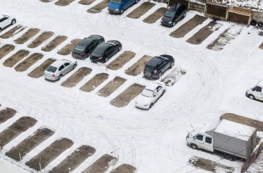 Karla kaplı otopark araba ile Üstten Görünüm