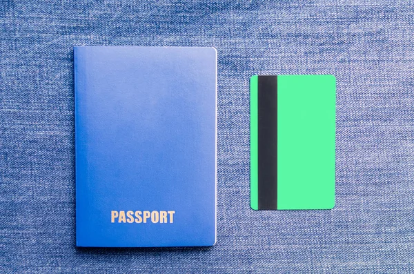 Passaporte azul e cartões de crédito — Fotografia de Stock