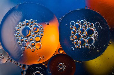 Su yüzey arka plan üzerinde petrol düştü