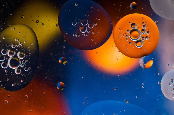 Gotas de óleo na superfície da água fundo abstrato — Fotografia de Stock