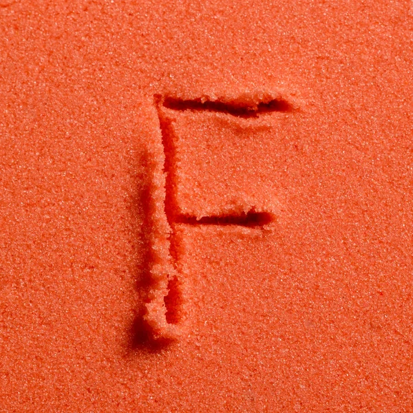 Lettera F scritta su sabbia arancione — Foto Stock