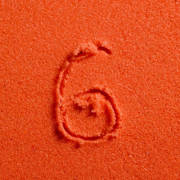 Numer 6 napisany na piasek pomarańczowy — Zdjęcie stockowe