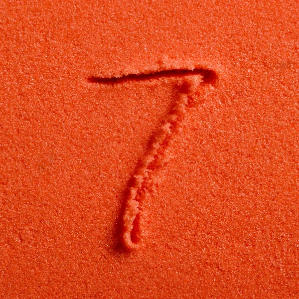 Numer 7 napisane na piasek pomarańczowy — Zdjęcie stockowe
