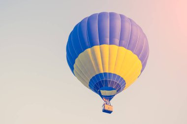 Sıcak hava balon mavi gökyüzü arka plan üzerinde renkli. Tonda