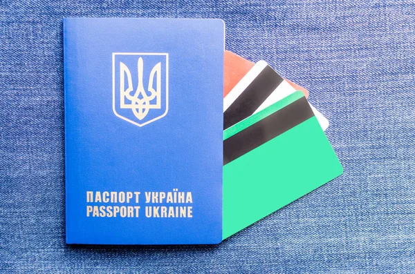 Голубой паспорт Украины и кредитные карты — стоковое фото