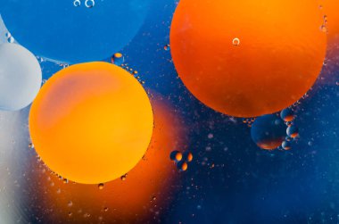 Su yüzey arka plan üzerinde petrol düştü