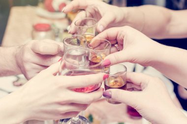 Gözlük ile alkollü içecekler barda holding eller