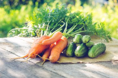 Salatalık ve havuç tahta bir masanın üzerinde yatan