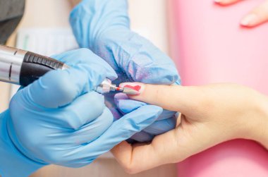 İşlem, manikür çivi bir freze kesici tarafından temizlik