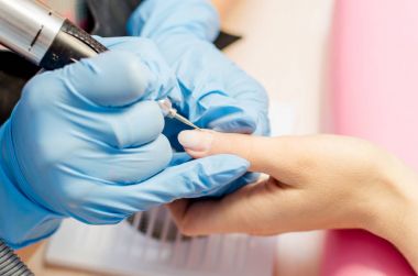 İşlem, manikür çivi bir freze kesici tarafından temizlik