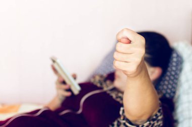 Kocası bir incir gösterilen telefon ile yatakta bir kız yatıyor