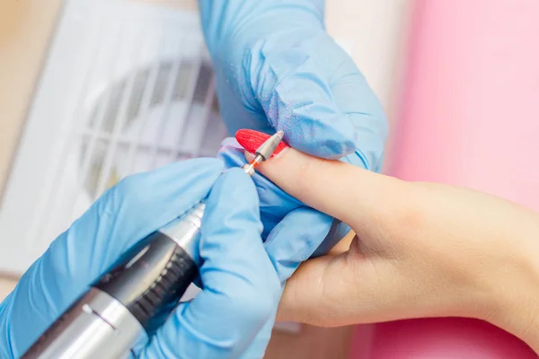 Proceso de manicura, limpieza de uñas por un cortador de fresado —  Fotos de Stock