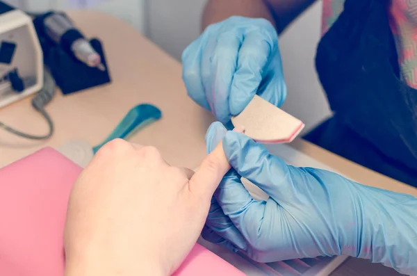 El maestro prepara las uñas para la manicura —  Fotos de Stock