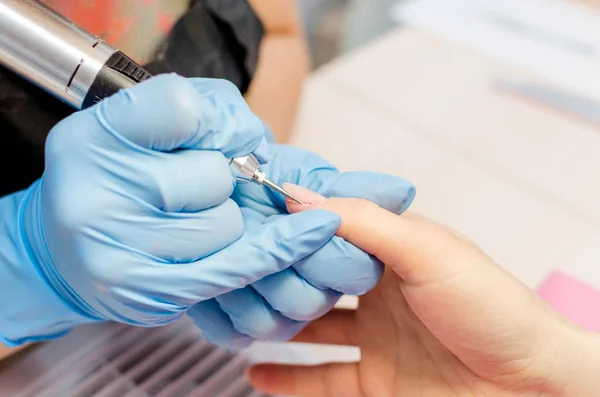 Proceso de manicura, limpieza de uñas por un cortador de fresado —  Fotos de Stock