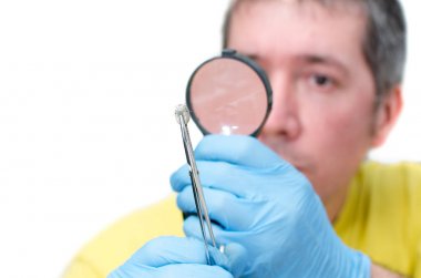 Mite Büyüteç, beyaz arka plan üzerinde izole aracılığıyla bakarak adam