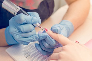 İşlem, manikür çivi bir freze kesici tarafından temizlik