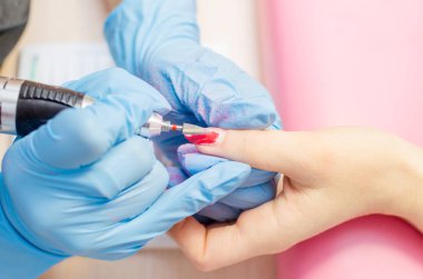 İşlem, manikür çivi bir freze kesici tarafından temizlik