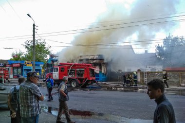 Belaya Tserkov, Ukrayna, 8 Mayıs 2018: Bir dükkan şehrin sokak üzerinde yanma. Yangın söndürme.