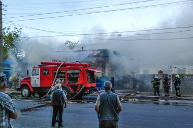 Belaya Tserkov, Ukrayna, 8 Mayıs 2018: Bir dükkan şehrin sokak üzerinde yanma. Yangın söndürme.