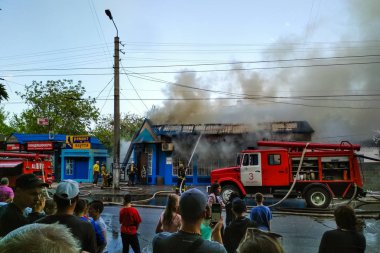 Belaya Tserkov, Ukrayna, 8 Mayıs 2018: Bir dükkan şehrin sokak üzerinde yanma. Yangın söndürme.