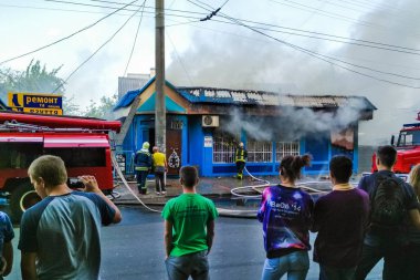 Belaya Tserkov, Ukrayna, 8 Mayıs 2018: Bir dükkan şehrin sokak üzerinde yanma. Yangın söndürme.