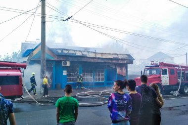 Belaya Tserkov, Ukrayna, 8 Mayıs 2018: Bir dükkan şehrin sokak üzerinde yanma. Yangın söndürme.