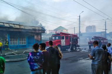 Belaya Tserkov, Ukrayna, 8 Mayıs 2018: Bir dükkan şehrin sokak üzerinde yanma. Yangın söndürme.