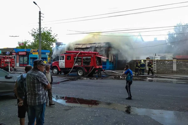 Belaya Tserkov, Ukrayna, 8 Mayıs 2018: Bir dükkan şehrin sokak üzerinde yanma. Yangın söndürme.