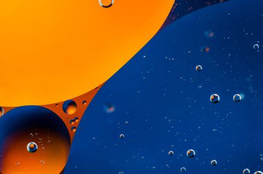 Su yüzey arka plan üzerinde petrol düştü