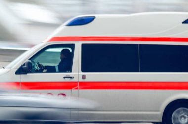 Şehirde ambulans arabası, hareket bulanıklığı.