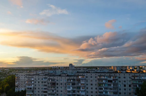 Красиві хмари під час заходу сонця над містом, міський пейзаж — стокове фото