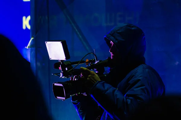 Belaya Tserkov, Ucraina, 08 febbraio 2019: silhouette di un uomo con una videocamera che filma un evento urbano — Foto Stock