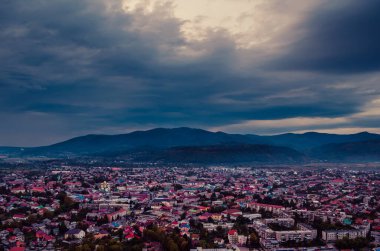 Khust, Transcarpathia Ukrayna akşam şehir üst görünümü