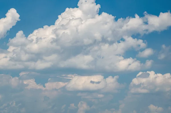 Nuvens bonitas em um fundo de céu azul — Fotografia de Stock