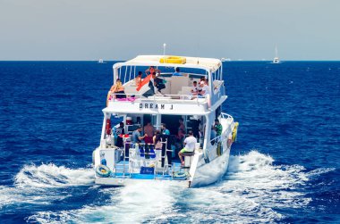 Şarm El Şeyh, Mısır 08 Mayıs 2019: Kızıldeniz'in berrak mavi sularında yelken yolcuları ile Pleasure turist tekne.