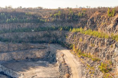 Taş ocağı inşaatta kullanılmak üzere ezilmiş taş ve çakıl üretimi için