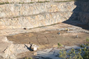Taş ocağında kazıcı. İnşaatta kullanılmak üzere ezilmiş taş ve çakıl çıkarmak için.