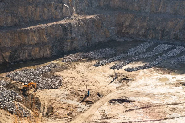 Bagger in einem Steinbruch zur Gewinnung von Schotter und Kies für den Bau — Stockfoto