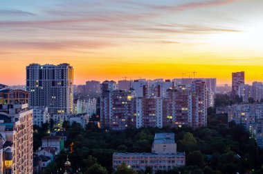 Odessa şehri, Ukrayna, gün batımında yukarıdan manzara