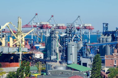 Depolama konteynırları ve limanda tahıl yüklemesi için tahıl ambarı. Tahıl taşımacılığı, tarım sektörü
