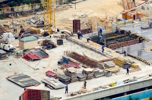Letecký pohled na staveniště, výstavba nové budovy v obytném prostoru — Stock fotografie