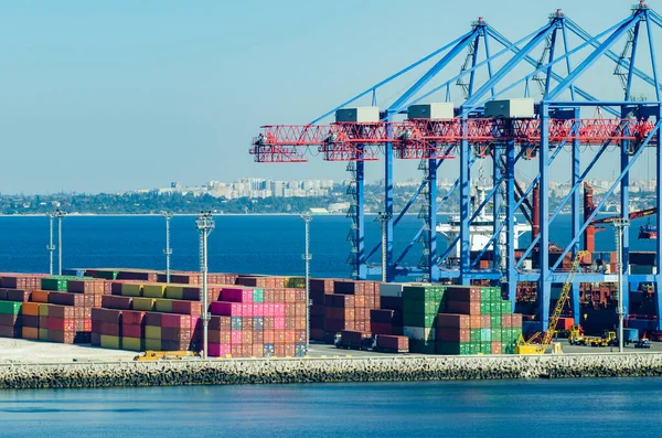Портовий вантажний кран завантажує контейнер на вантажний корабель — стокове фото