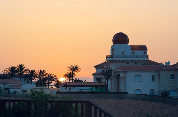 Kilátás a szálloda épületében a napkelte, hajnalban egy üdülőhely Egyiptomban — Stock Fotó