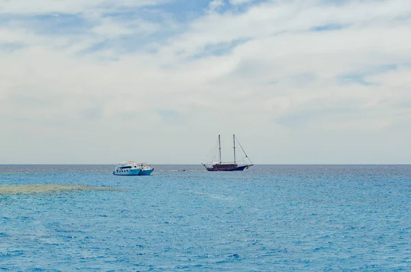 Barco turístico agradável com passageiros navegando na água azul clara do Mar Vermelho. — Fotografia de Stock