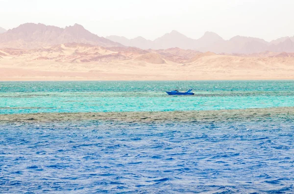 Un pequeño barco sobre el fondo de las montañas y el mar en el Parque Nacional Ras Mohammed, Egipto —  Fotos de Stock
