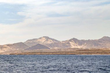 Ulusal parkta mavi su ile dağ manzara Ras Muhammed, Mısır.