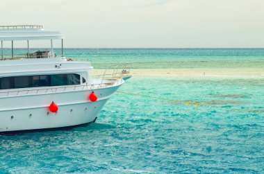 Şarm El Şeyh, Mısır 08 Mayıs 2019: Kızıldeniz'in berrak mavi sularında yelken yolcuları ile Pleasure turist tekne.