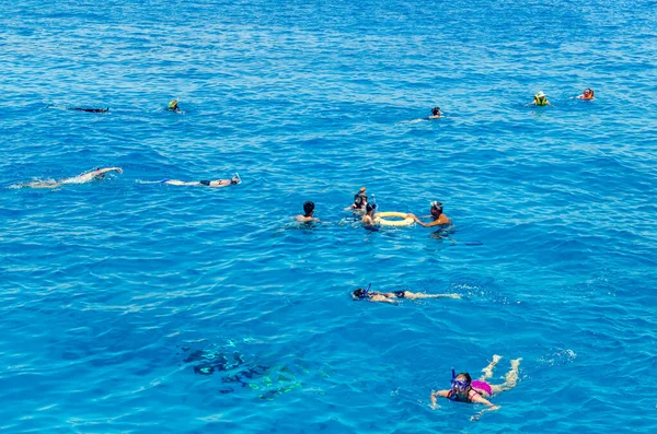 Sharm El Sheikh, Egypt, May 8, 2019: People in snorkeling gear swimming in the clear blue water of the sea — Stock Photo, Image