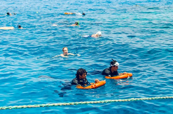 Sharm El Sheikh, Egipto, 8 de mayo de 2019: Personas en equipo de snorkel nadando en el agua azul clara del mar —  Fotos de Stock